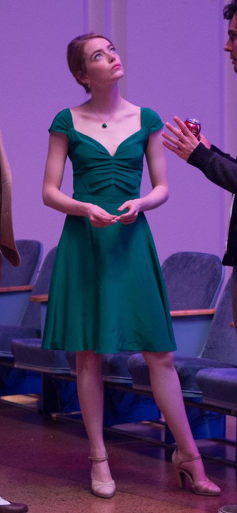 Emma Stone Lala Land Outfits Emma Stone, Emma Stone Green Dress, Emma Stone Street Style 2022, La La Land Green Dress, Emma Stone Outfits Casual, Emma Stone 2022, Emma Stone Lalaland, La La Land Outfits, Emma Stone Dress