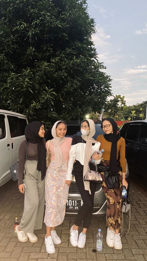 Ootd Hijab Style, Outfit Hijab Casual, Ootd Poses, Ootd Hijab Casual, Outfit Korean, Hijab Style Casual, Hijabi Fashion Casual, Style Hijab, Casual Hijab Outfit