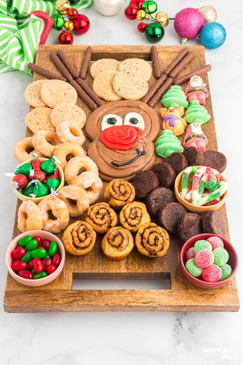 Reindeer Board Ideas, Buttercream Cookie Board, Buttercream Board Ideas Christmas, Snowman Buttercream Board, Rudolph Charcuterie Board, Christmas Cookie Board Ideas, Christmas Movie Snack Board, Icing Board Charcuterie, Reindeer Charcuterie Board