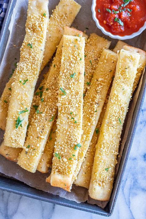 Vegan Breadsticks, Ww Bread, Pizza Crust Recipe Easy, Creamy Hummus Recipe, Easy Pizza Crust, Cheese Bread Sticks, Vegetarian Eating, Savoury Bakes, Yummy Pizza