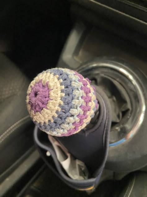 Crochet Car Shifter Cover, Car Accessories Crochet Free Pattern, Crochet Shift Knob Cover, Crochet Car Ideas, Crochet Gear Shift Cover, Crochet Car Decorations, Crochet Car Accessories Pattern Free, Car Crochet Accessories, Crochet Car Decor