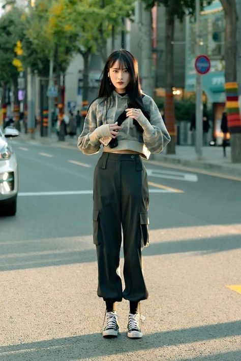 Chinese Street Fashion Women, London Street Fashion, Fashion Style Guide, Japanese Minimalist Fashion, Chinese Fashion Street, Street Fashion Style, Tokyo Street Fashion, Asian Street Style, London Street Style