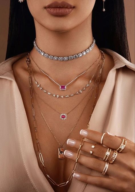 High Neck Jewelry, Trending Diamond Jewelry, Everyday Diamond Jewelry, Jewelry Photography Model, Elegant Jewelry Classy, Jewelry Model Photography, Moodboard Jewelry, Fashion Outfits Dresses, Glamour Jewelry