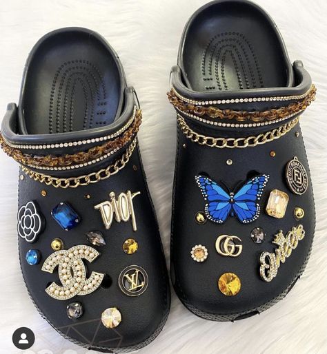 Decorated Crocs, Zapatillas Aesthetic, Jibbitz Ideas, Taylor Swift Shoes, Crocs With Charms, Decorate Shoes, Bling Crocs, Bling Flip Flops, Girl Heaven