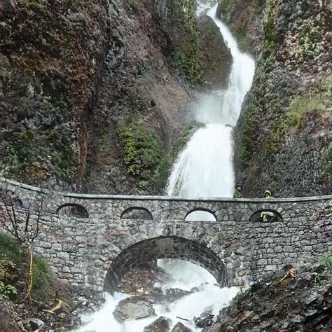 Troutdale Oregon, Eat Meals, Travel Oregon, The Gorge, Columbia River Gorge, Oregon Travel, Columbia River, Vintage Cookbooks, City Life