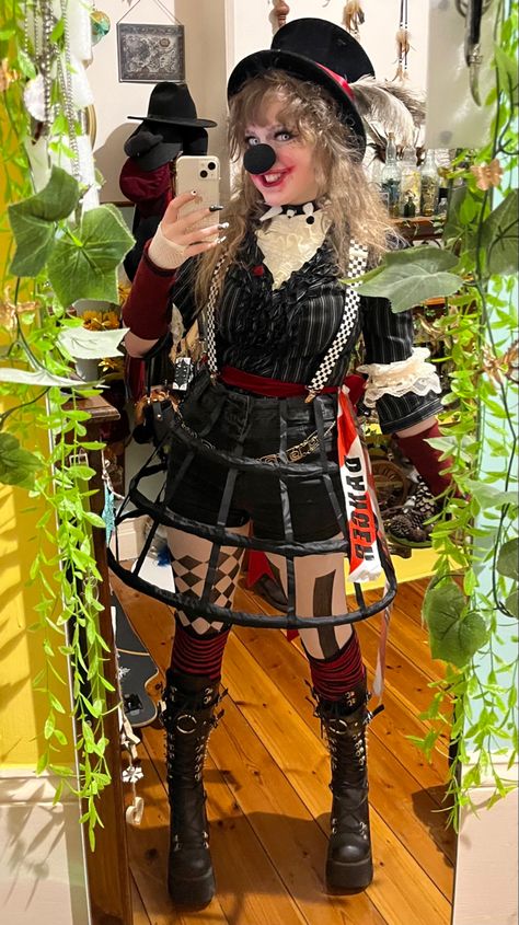 Clown Halloween Outfit Women, Ren Faire Clown, Dark Clown Aesthetic Outfit, Clown Punk Fashion, Clown Outfit Women, Dark Clowncore Outfit, Circus Outfit Aesthetic, Grunge Clown Outfit, Gothic Clown Outfit