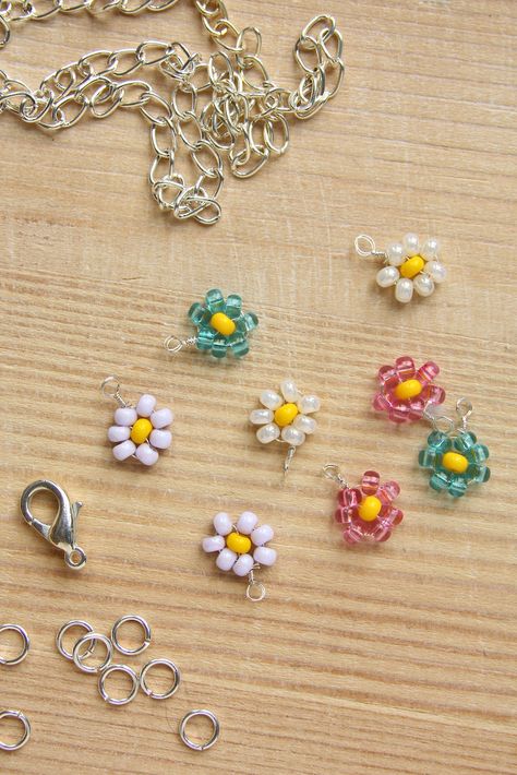 Beaded Daisy Necklace - Beaded Daisy Necklace, Beaded Flower Necklace, Diy Fleur, Handmade Jewelry Business, Beaded Daisy, Beaded Bracelets Tutorial, Stacking Bracelets, Beaded Necklace Diy, Daisy Necklace