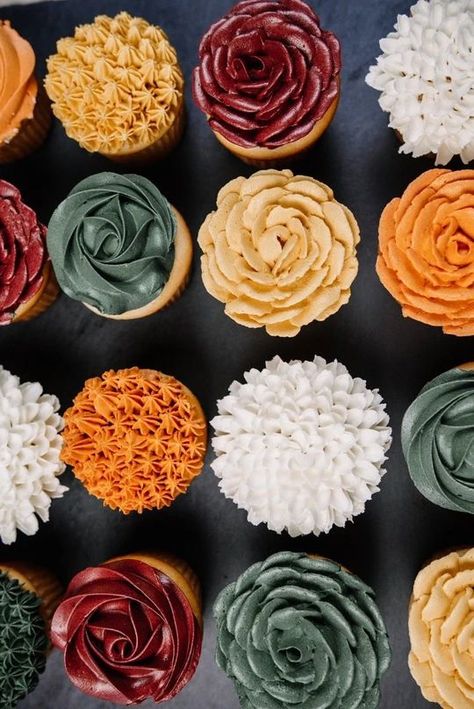 Terracotta Wedding Cupcakes, Fall Frosting Colors, Earth Tone Cupcakes, Fall Bridal Shower Cake Ideas, Fall Cupcakes Wedding, Fall Bridal Shower Desserts, Cupcakes Fall Themed, Fall Bridal Cupcakes, Fall Wedding Cupcakes Ideas Simple