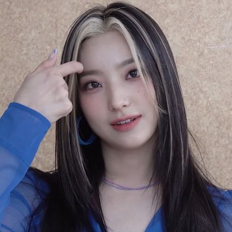 Oreo Hair, Saerom Fromis, Lee Saerom, Random Girl, Hair Streaks, Hair Designs, Hair Looks, Hair Inspo, Hair And Nails