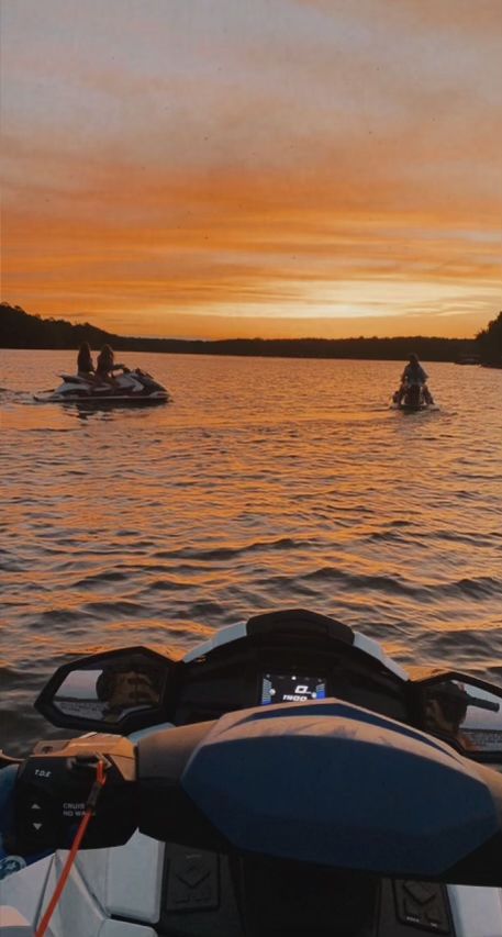 Jet Ski Pictures With Friends, Jetski Sunset, Lake Jetski, Jet Ski Aesthetic, Jet Ski Pictures, Lake Life Aesthetic, Ski Pictures, Jet Skies, Best Island Vacation