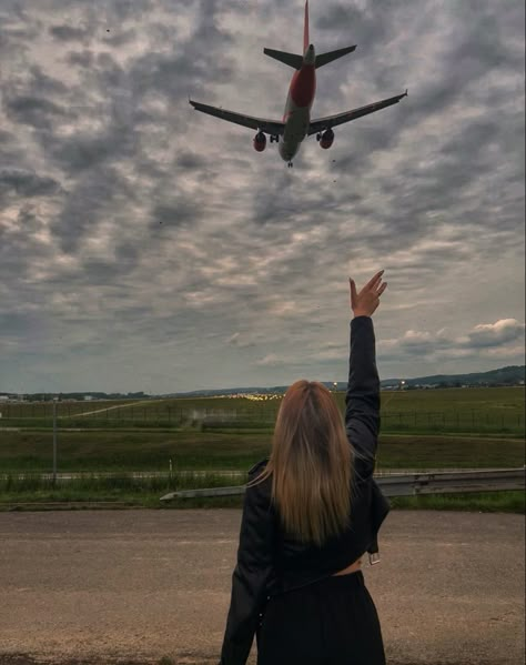 Plane Girl Aesthetic, Cute Plane Pics, Cute Airplane Pictures, On The Plane Pictures, Plane Photoshoot, Usa Airport, Pilot Outside Plane Selfie, Pilot On Airplane Selfie, Plane Photos