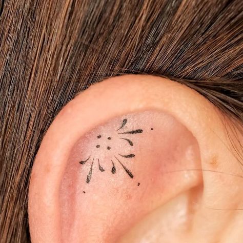 ✣ Giada Yoon ✣ on Instagram: "Better than a piercing ✨  #eartattoo #earjewelry #earrings" Tattoo On The Back Of The Neck, White Ear Tattoo, Ear Stick And Poke, Ear Tattoo With Piercing, On Ear Tattoo, Earlobe Tattoo, Tattoo In Ear, Small Ear Tattoos, Under Ear Tattoo