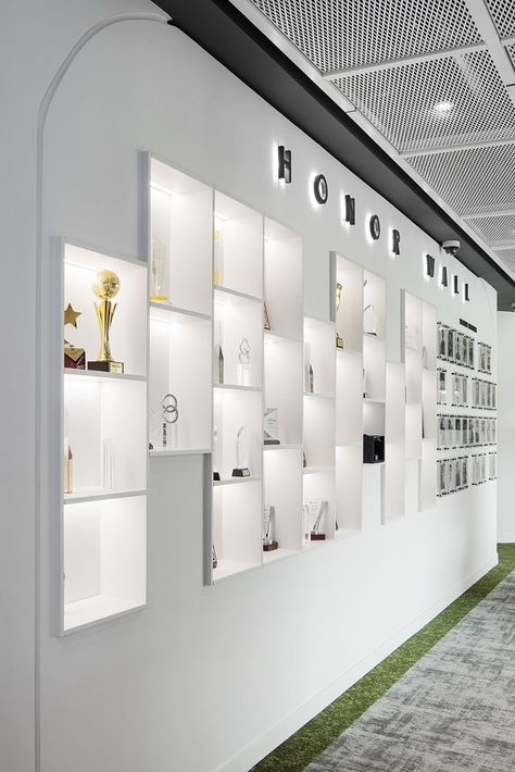 Exhibition Display Wall, Trophy Display, Office Wall Design, Nordic Interior Design, History Wall, Memory Wall, Wall Shelves Design, Office Furniture Design, Exhibition Stand Design