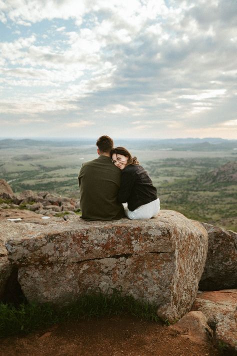 Mountain Poses Photo Ideas, Mountain Photoshoot Ideas, Mountains Engagement Photos, Hiking Photoshoot, Hiking Picture Ideas, Mountain Photo Ideas, Couple Travel Photos, Mountain Photoshoot, Tulsa Wedding