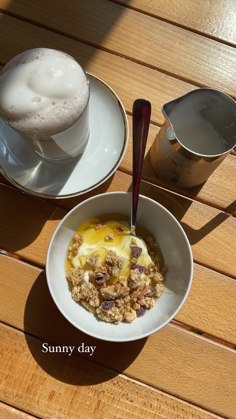 Breakfast with honey yogurt, granola and cinnamon cappuccino ✨ / #aesthetic #breakfast #food #yogurt #honey #granola #cappuccino #cinnamon #sunny #morning #breakfastideas #breakfastrecipe Cinnamon Cappuccino, Oatmeal Aesthetic, Cappuccino Aesthetic, Yogurt Honey, Yogurt Granola, Honey Granola, Aesthetic Breakfast, Honey Yogurt, Yogurt And Granola