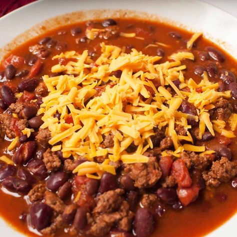 This Kid Friendly Instant Pot Chili is the perfect dinner for a busy weeknight. It is a mild chili that kids will love! Toddler Chili Recipe, Kids Chili Recipe, Chili Recipe For Kids, Kid Friendly Chili Recipe, Kid Friendly Chili, Meatless Chili Recipe, Instant Pot Chili Recipe, Meatless Chili, Instant Pot Chili