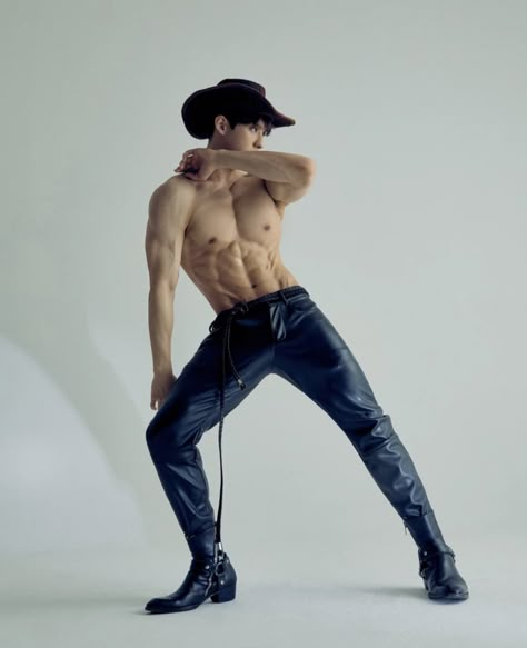 남성 근육, Minhyuk Btob, Male Pose Reference, Men Abs, Btob Minhyuk, Online Comics, Handsome Asian Men, Hot Asian Men, Body Reference Poses