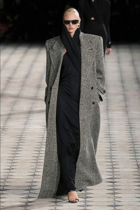 YSL SS23 Put Parisian Glamor Under the Spotlight Saint Laurent Spring 2023, Ysl Runway, Saint Laurent Fashion, Spring 2023 Ready To Wear, 2023 Ready To Wear, Maxi Coat, Estilo Chic, Long Blazer, Spring 2023