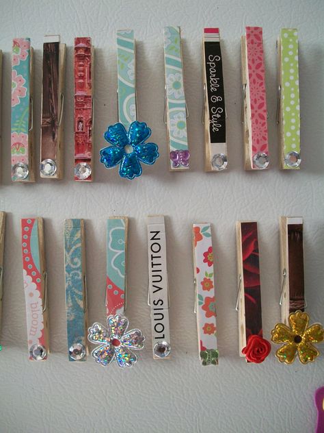 Decorate clothes pins, then glue small magnets to the back to put on the fridge. Cute! Decorate Clothes Pins, Cheer Clothespins, Cheer Good Luck Pins, Clothes Pin Magnets, Decorated Clothes Pins, Clothespins Crafts, Kids Craft Work, Painted Clothes Pins, Cheer Pins