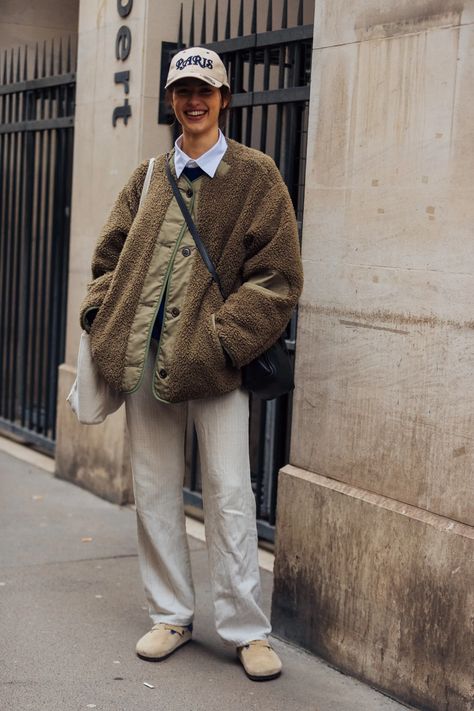 No, Birkenstocks are not out of fashion…. Here's the proof in 13 looks | Vogue France Birkenstock London Outfit, Birkenstock Fall, Birkenstock London, Mules Outfit, Boston Outfits, Neutral Jacket, Birkenstock Clogs, Freakum Dress, Birkenstock Outfit