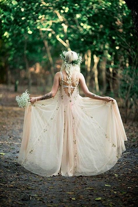 If the thoughts of slipping into a traditional gown scare you, a boho or bohemian wedding dresses is the perfect choice and will suit anyone who simply loves the natural boho aesthetic. Boho Mode, Boho Styl, Hippie Wedding, 50 Plus, Bohemian Wedding Dresses, Beauty Dress, Styl Boho, Woodland Wedding, Boho Bride