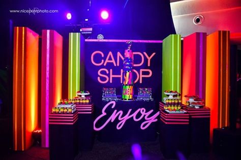 Glow In The Dark Candy Bar, Neon Candy Bar, Dark Theme Party, Neon Bday Party, Party Themes For Teenagers, Movie Night Sleepover, Neon Party Ideas, Neon Candy, Graffiti Party