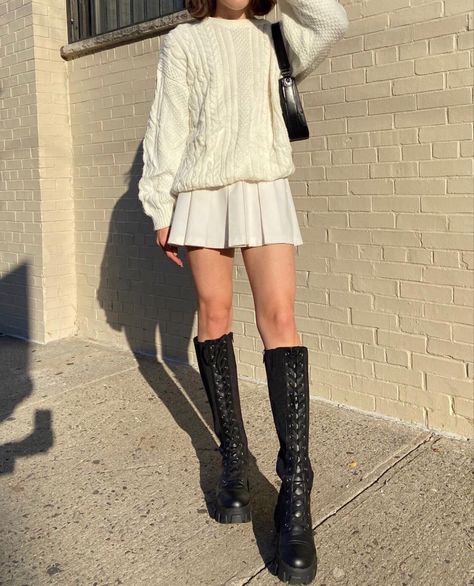 Beige Pleated Mini Skirt Outfit, Tan Pleated Skirt Outfit, Pleated Skirt With Oversized Sweater, Pleated Skirt And Sweater Outfit, Cream Mini Skirt Outfit, Fall Pleated Beige Mini Skirt, Cream Pleated Skirt Outfit, Winter Beige Pleated Mini Skirt, Cream Pleated Mini Skirt