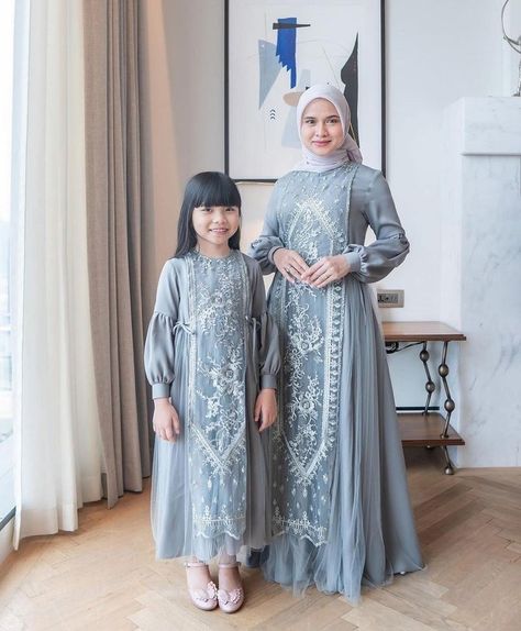 5 Model Gamis Brokat Kombinasi Polos Terbaru untuk Lebaran 2024, Bikin Tampil Modis - Plus.Kapanlagi.com Model Gamis, Hari Raya, Outfit Hijab, Girl Dress, Hijab Fashion, Girls Dresses, Quick Saves, Clothes