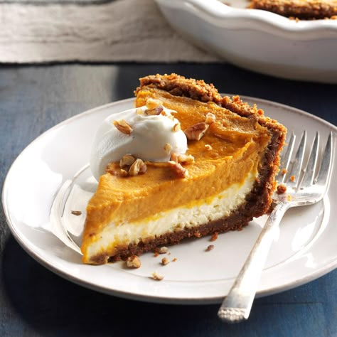 Double Layer Pumpkin Cheesecake, Fall Cheesecake, Layered Cheesecake, Christmas Cheesecake Recipes, Layered Pumpkin Cheesecake, Thanksgiving Desserts Table, Christmas Cheesecake, Pumpkin Pie Cheesecake, Pumpkin Cheesecake Recipes