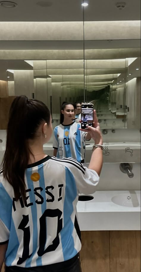 Outfit With Jersey Football, Jersey Mirror Selfie, Messi Jersey Outfit, Jersey Girl Aesthetic, Jersey Outfit Women Football, Argentina Jersey Outfit, Football Jersey Aesthetic, Girl Jersey Outfit, Jersey Outfit Football