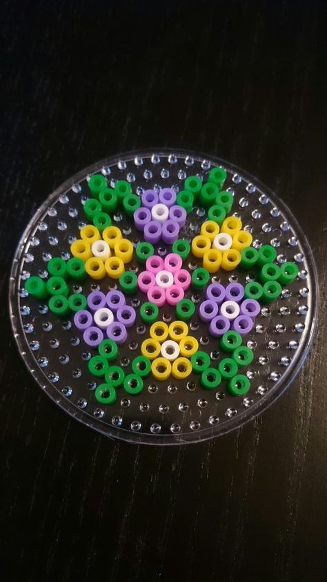 Peeler Bead Ideas Circle, Circle Perler Bead Patterns, Pearl Beads Ideas, Perler Bead Flower, Melt Beads Patterns, Hama Mini, Hamma Beads Ideas, Melty Bead Patterns, Pearl Beads Pattern