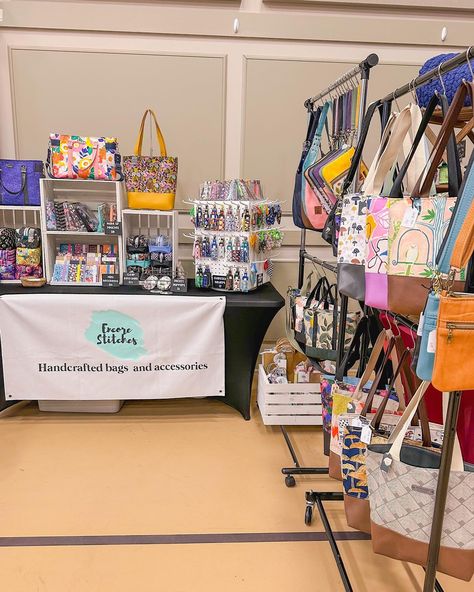 How to best display handmade bags at craft markets Bag Display Ideas, Craft Fair Booth Display, Craft Market Display, Fair Booth, Craft Fairs Booth, Booth Displays, Craft Market, Craft Booth Displays, Market Display