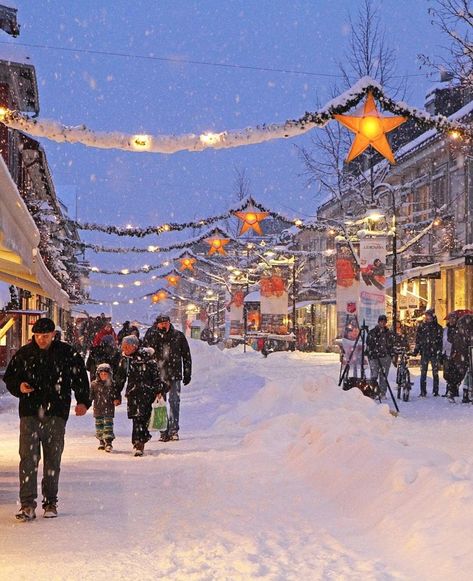 🎄 The Christmas market in Lillehammer, Norway. Are you going? London Snow, Norway Winter, Norwegian Christmas, Fun Christmas Decorations, I Love Winter, Christmas Town, Dean Martin, Stavanger, Winter Scenery