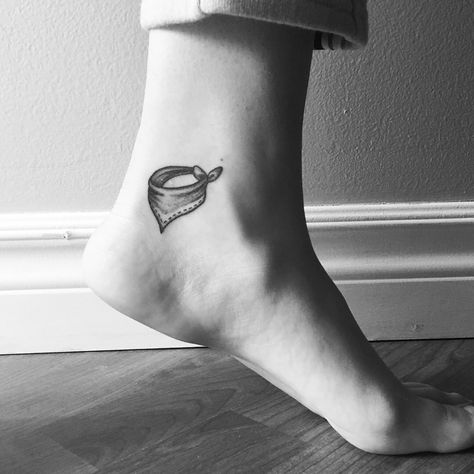 Minimalist Tattoo. Black and White. Bandana. Bandana Tattoo Ideas, Bandanna Tattoos, Handkerchief Tattoo, Barney Tattoo, Bandana Tattoo Design, Sadie Tattoo, Mh Tattoo, Bandana Drawing, Couple Tats