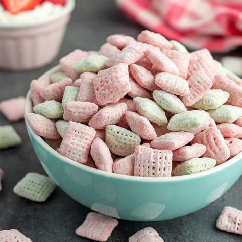 Easy Strawberry Shortcake Puppy Chow: A Fun and Delicious Treat – Sunshine Boxes Strawberry Cheesecake Puppy Chow, Strawberry Shortcake Puppy Chow, Strawberry Puppy Chow, Pink Puppy Chow, Valentines Puppy Chow, Easy Puppy Chow, Gf Deserts, Baby Shower Appetizers, Puppy Chow Recipe