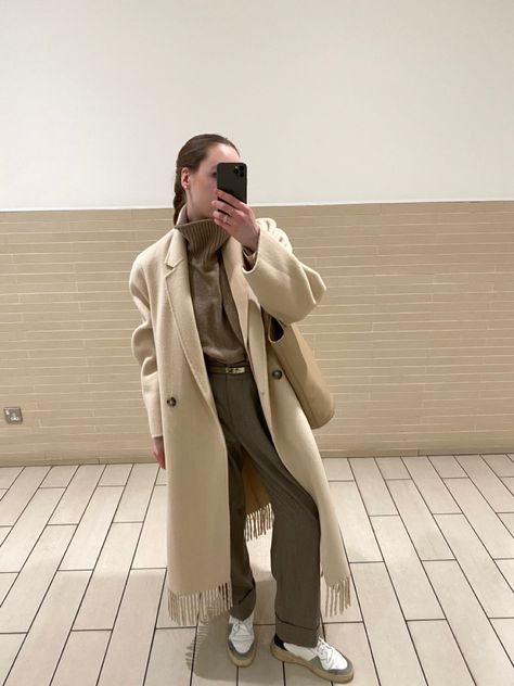 Coat style, minimal ideas, creamy colour, old money Hermes Kelly Belt Outfit, Kelly Belt Outfit, Hermes Belt Outfit, Hermes Kelly Belt, Belt Outfit, Hermes Belt, Reversible Belt, Earthy Tones, Winter Outfits