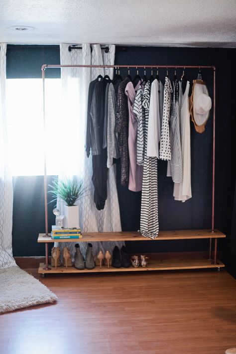 No closet? No problem. Create a DIY garment rack to take care of all of your clothes! This tutorial even shows how to add an extra shelf for storage and shoes! Diy Kast, Organiser Son Dressing, Diy Rack, Diy Clothes Rack, Laundry Rack, Clothes Hanging, Open Closet, Diy Wardrobe, Clothing Displays