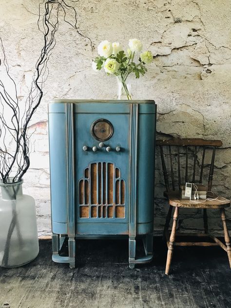 Check out how this beautiful antique radio cabinet blended with Annie Sloan’s chalk paint... YouTube tutorial.... click the link below 👇... to view full tutorial and all the details  https://www.youtube.com/c/TheReclaimedHeirloom Art Deco Radio Cabinet, Refurbished Radio Cabinet, Old Radio Cabinet Repurposed, Refurbished Cabinets, Antique Radio Cabinet, Vintage Radio Cabinet, Staging Photos, Aubusson Blue, Antiques Repurposed