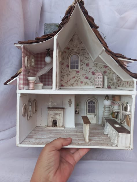 Making Doll House Furniture, Mini Diy House, Homemade Doll House, Upcycle Dollhouse, Diy Cardboard Dollhouse, Dollhouse Interior Ideas, Old Doll House, Small Doll House, Fairy Doll House