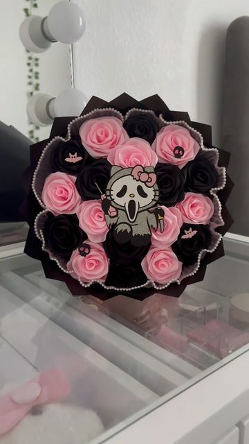 𝐁𝐨𝐮𝐪𝐮𝐞𝐭𝐬𝐛𝐲.𝐚𝐚 on Instagram: "Im obsessed 😫💕  Hello kitty ghost face topper from 😍: @dvxbouquets   •  •  • #hellokitty #screammovie #eternalbouquets #209 #reelsinstagram #pink #hellokittylover #trending #viral #bayarea #girly #510florist #scream #reels #ghostface #hellokittyaesthetic #explorepage #lathropca" Ghost Face Cute Wallpaper, Hello Kitty Halloween Bouquet, Hello Kitty Spooky Bouquet, Halloween Hello Kitty Bouquet, Ghost Face Flower Bouquet, Scream Ghost Face Bouquet, Ghost Face Bouquet, Ghostface Bouquet, Hello Kitty Boo Basket