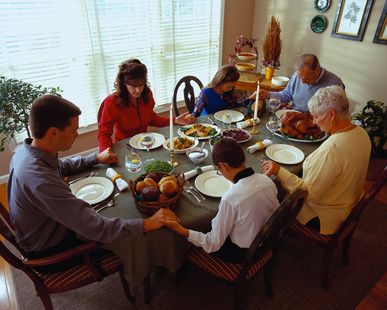 Seven Ways to Invite God to Thanksgiving Dinner Mealtime Prayers, Family Dinner Table, Thanksgiving Prayer, Thanksgiving Pictures, Thanksgiving Dinner Table, Christmas Dinner Table, Thanksgiving Family, Happy Thanksgiving Day, Think Food