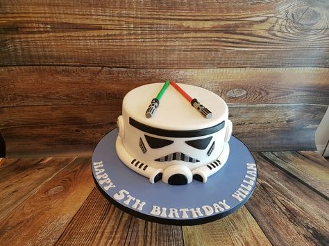 Storm Trooper Cake Storm Trooper Birthday Party, Gateau Star Wars, Pastel Star Wars, Star Wars Cake Ideas, Stormtrooper Cake, Storm Trooper Cake, Star Wars Themed Birthday Party, Star Wars Cake Toppers, Star Wars Birthday Cake