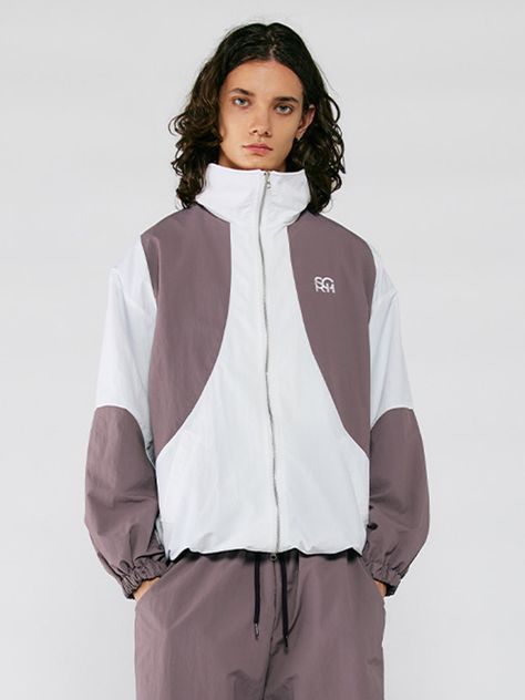 Editor's notesIt is a casual windbreaker jacket with round patch on basic white color. The jacket silhouette can be styled in many ways using two-way zipper and drawcords on the hem. The washed nylon fabric is durable and less twisting after wash.- Two-way zipper- Elastic cuffs- Drawcords on hem- Logo embroidery- Side pocketsMeasurements(in.)M / L- Length: 27.6 in. / 28.3 in.- Shoulder: 22.4 in. / 23 in.- Chest: 23.2 in. / 24 in.- Sleeve Length: 21.9 in. / 22.2 in.*Model info: Man - Height 6’ 2”, Fitting size: Size L / Woman - Height 5’ 10”, Fitting size: Size MComposition & Care- 100% Nylon- Hand wash in cold water- Avoid tumble dryDesigner- by SEARCH410 Jacket Silhouette, Sports Attire, Body Con Dress Outfit, Sports Jackets, Fitness Inspiration Body, Sports Wear, Nylon Fabric, Athletic Fashion, Casual Coat