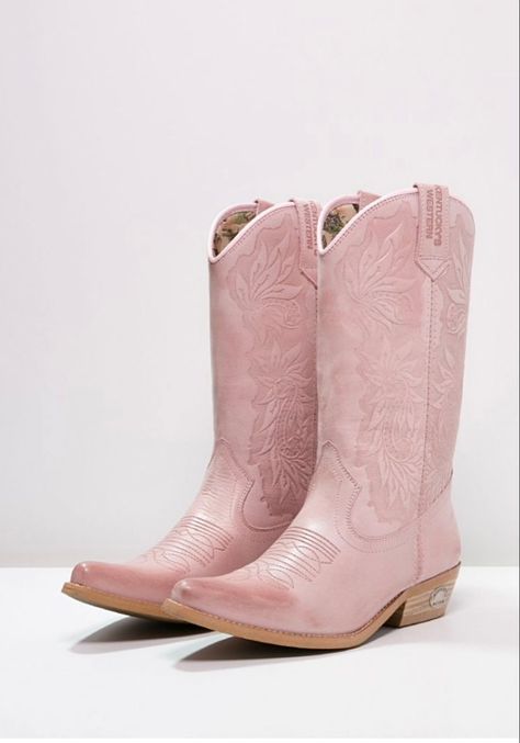 Botas Western, Pink Cowboy Boots, Pink Cowboy, Fest Outfits, Looks Country, Cowgirl Aesthetic, Pink Cowgirl, Boating Outfit, Boho Chic Outfits