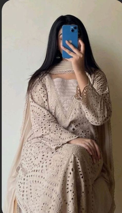 Simple Pakistani Dresses Party Wear 2023, Pakistani Dresses Casual 2023, Simple Pakistani Suit, Pakistani Casual Suits, Pakistani Suit Pattern, Pakistani Designer Suits Party Wear, Simple Pakistani Dresses Party Wear, Pakistani Sleeves, Pakistani Suits Casual