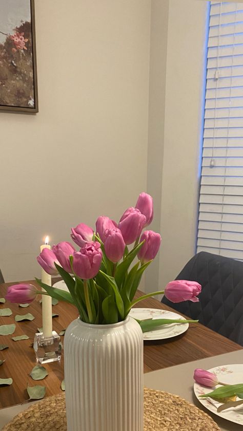 Pink Tulips Arrangement, Tulip Birthday, Cozy Dinner Party, Dinner Party Decor, Tulips Arrangement, Cozy Dinner, Last Supper, Pink Tulips, Sweet Sixteen