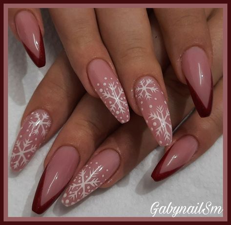 Almond Nails December, Baddie Christmas Nails Almond, Cristhmas Nails, Christmas Nails Oval, Ombre Christmas Nails, Pink Christmas Nails, Red And White Nails, Golden Nails, Christmas Nails Easy