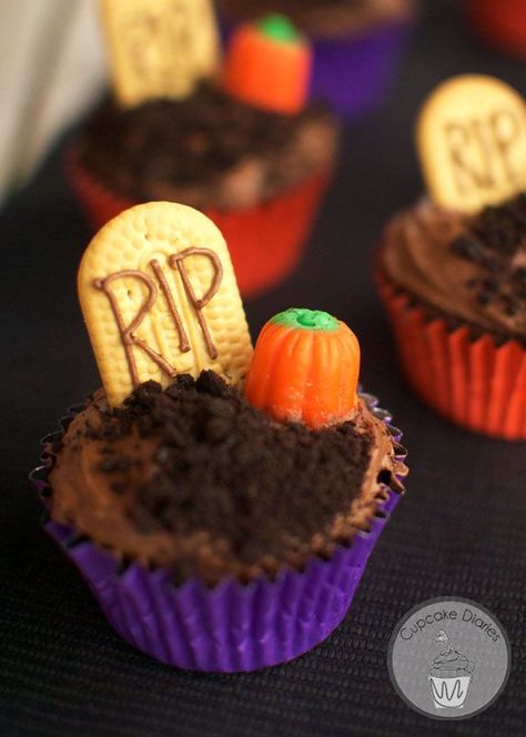 Graveyard Cupcakes Graveyard Cupcakes, Halloween Food Cupcakes, Cupcake Diaries, Postres Halloween, Halloween Fest, Halloween Baking, Halloween Snacks, Halloween Desserts, Halloween Food For Party