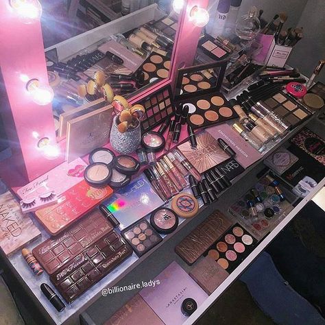 Makeup goals Small Makeup Storage, Makeup Storage Containers, Bag On Wheels, Penyimpanan Makeup, Kpop Makeup, Makeup Collection Goals, Makeup Is Life, Makeup Guide, Makeup Table