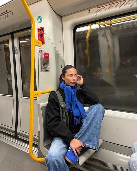 Check Scarf Outfit, Blue Scarf Outfit, Ponytail Outfit, Nyc Instagram Pictures, New York Instagram Pictures, Train Photoshoot, Content Creation Instagram, Streetwear Poses, Scarf Aesthetic